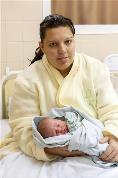 Az új év első újszülöttje, Németh Noel és édesanyja, Némethné Stuiber Diána a győri Petz Aladár Megyei Oktató Kórházban 2016. január 1-jén. MTI Fotó: Szigetváry Zsolt